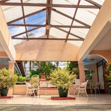 Hotel Y Cabinas El Coral Jacó Екстериор снимка